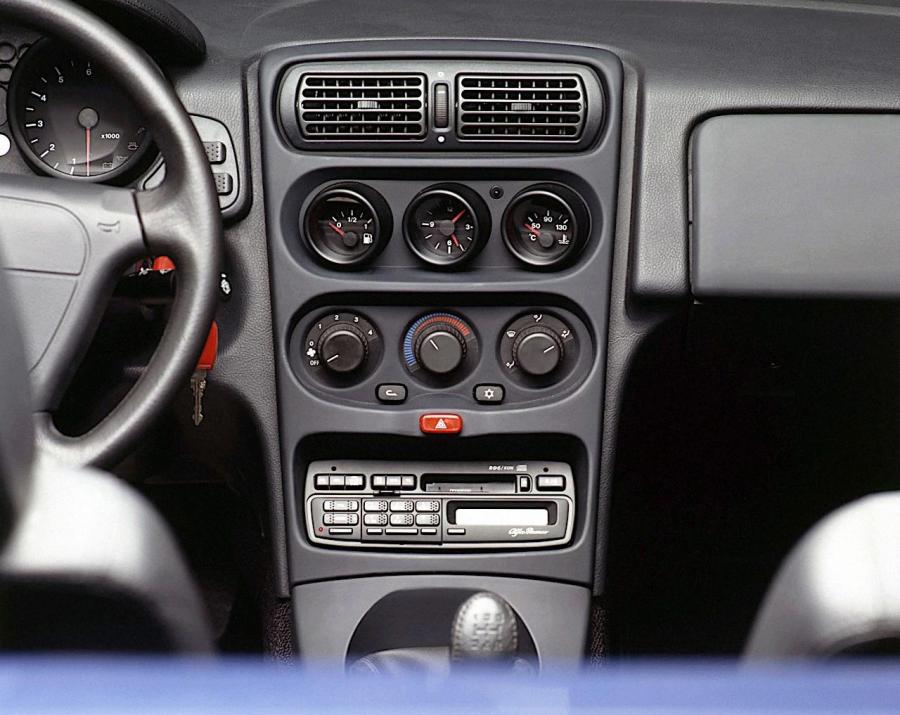Панель приборов Alfa Romeo Spider (916S) 1995 года  (фото 7 из 26)